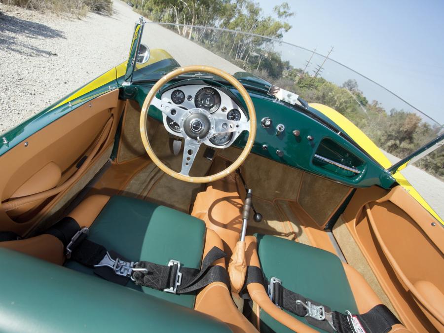 Интерьер Arnolt-Bristol Deluxe Roadster 1953 года  (фото 26 из 32)